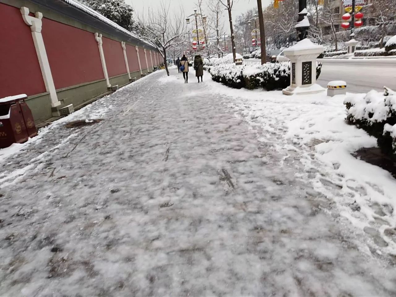 这两天西安普降中雪,缓解了雾霾天气,但由于部分道路积雪积冰没有及时