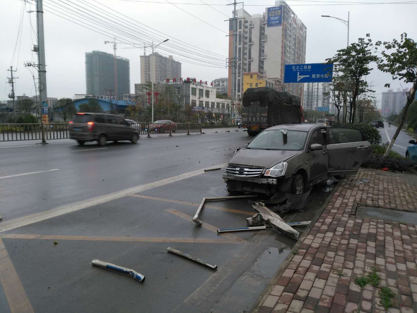 突发！太原滨河东路发生一起严重车祸！小车被撞翻、满地碎片零件..._洛尔