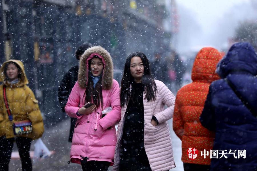 古城开封再现雪花飞舞 路上行人雪中前行