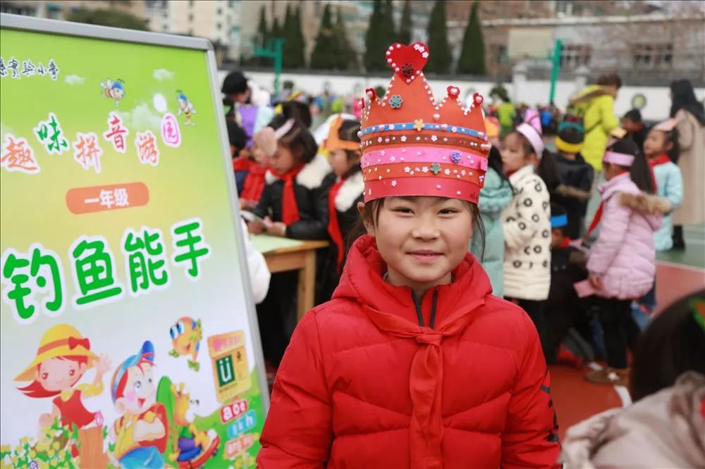 1月2日,遂昌县实验小学一年级的孩子们一个个头戴纯手工自制精美头饰