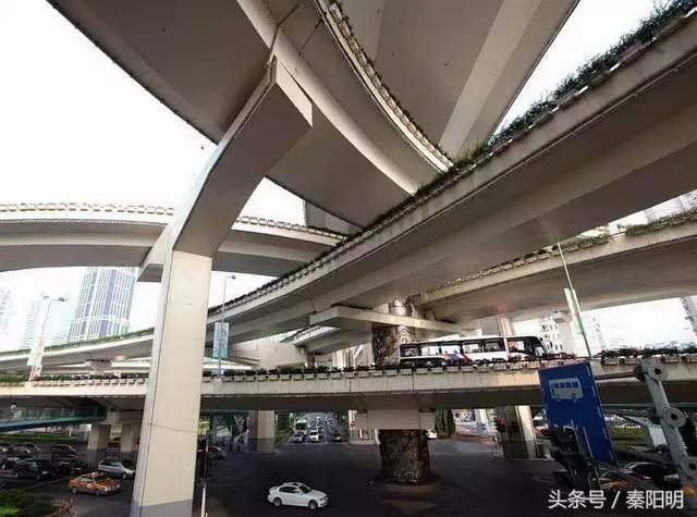 也不在传统风水的龙脉之上,但相对是上海新动线-平面交通网络的中心