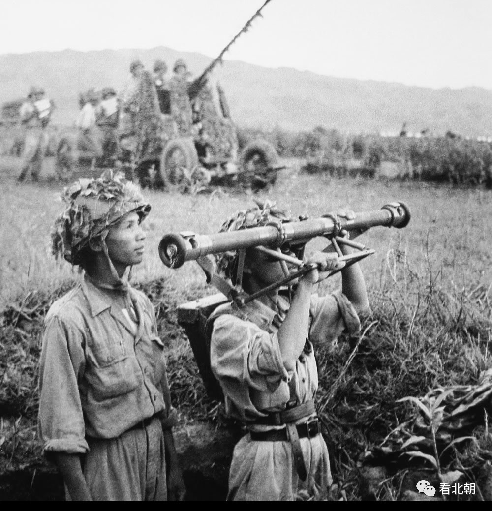 越军高射炮兵在使用测距仪,后面就是苏制m1939式37mm高射炮