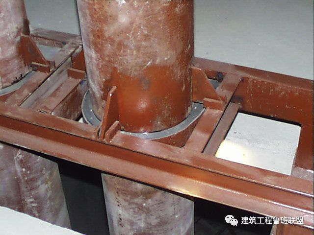 空调管道固定支架采用门形架.  upvc排水管道吊装应使用专用吊卡.