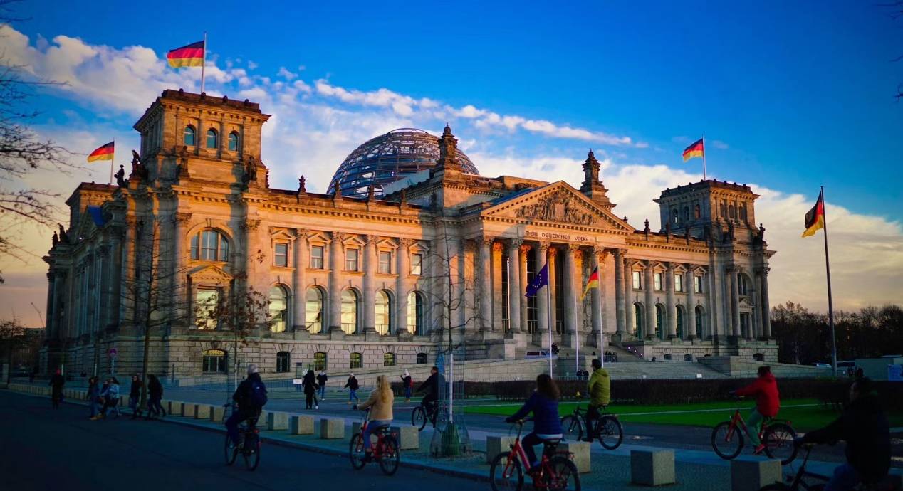 夕阳下的德国国会大楼