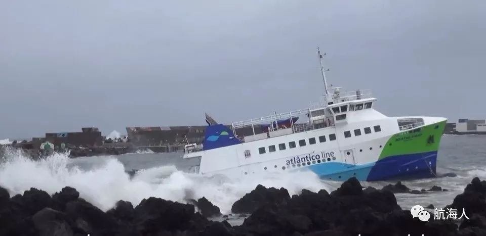 【看点】该船进港时被风浪推上礁石搁浅 人员安全撤离（附视频）