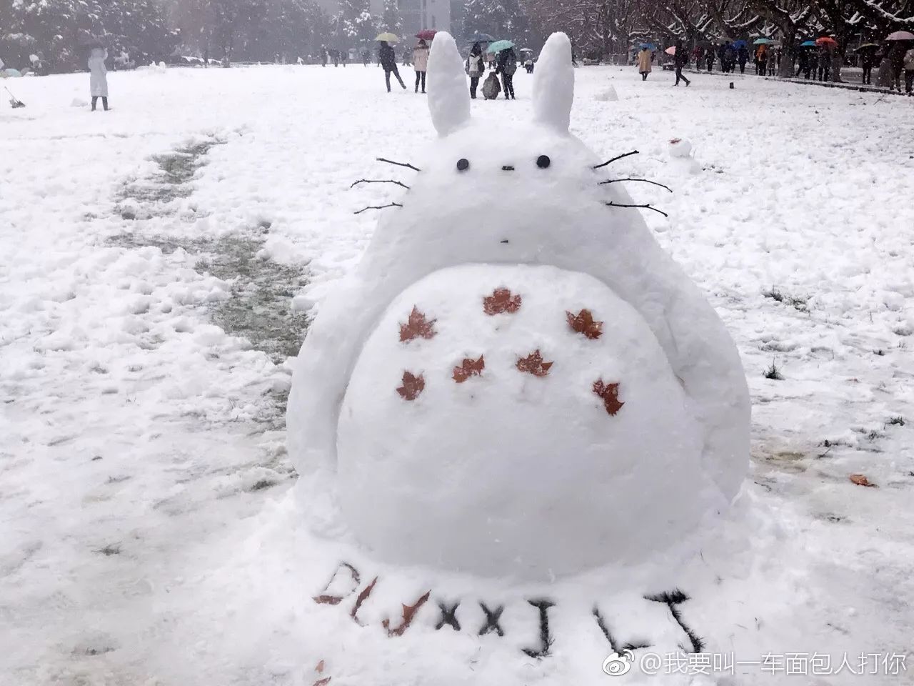 还有一只超可爱的龙猫雪人