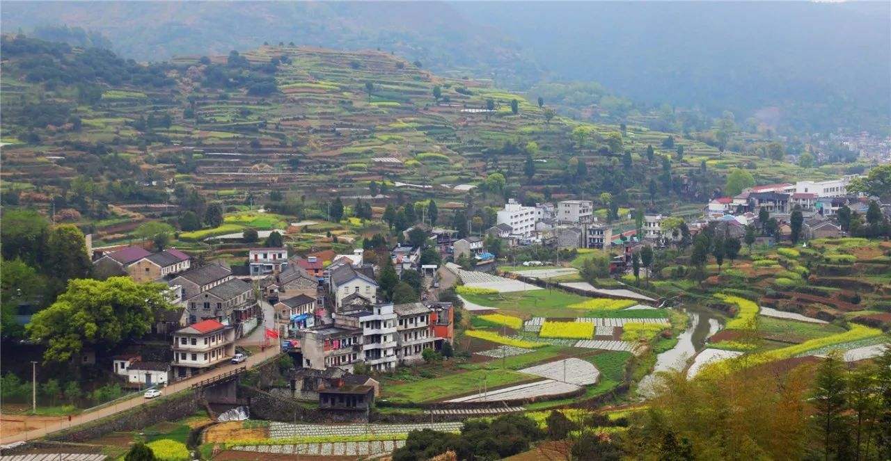 南屏旅游景区位于天台县城的西南端,是自然景观独特,文化风情浓郁