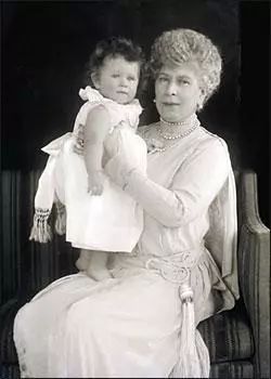 玛丽王后与她最珍爱的孙女——伊丽莎白
