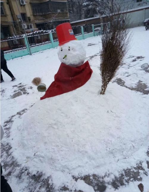 早上8:52,街头拍到的一幕……这谁堆的雪人!太有才了!