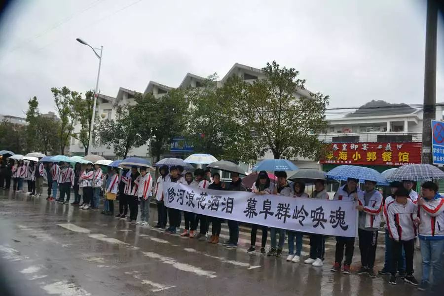 一路走好修水琴海校长病逝数千人含泪雨中送别