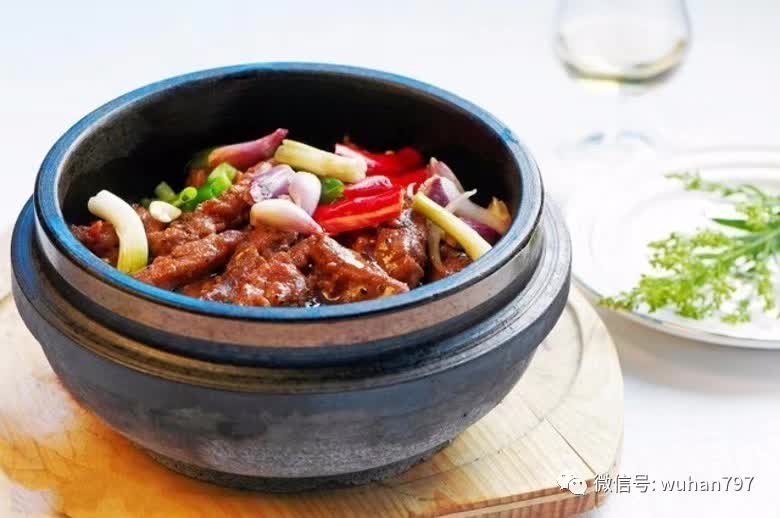 石锅牛肉 主料:牛腰条(里脊肉)例份标准:220克.