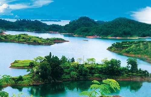 三潭岛位于千岛湖中心湖区与东南湖区交界处,距千岛湖镇10千米,景点