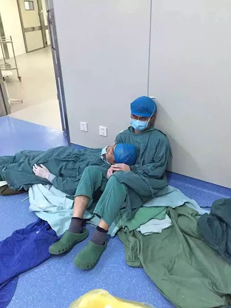 累倒手术室换回患者的手