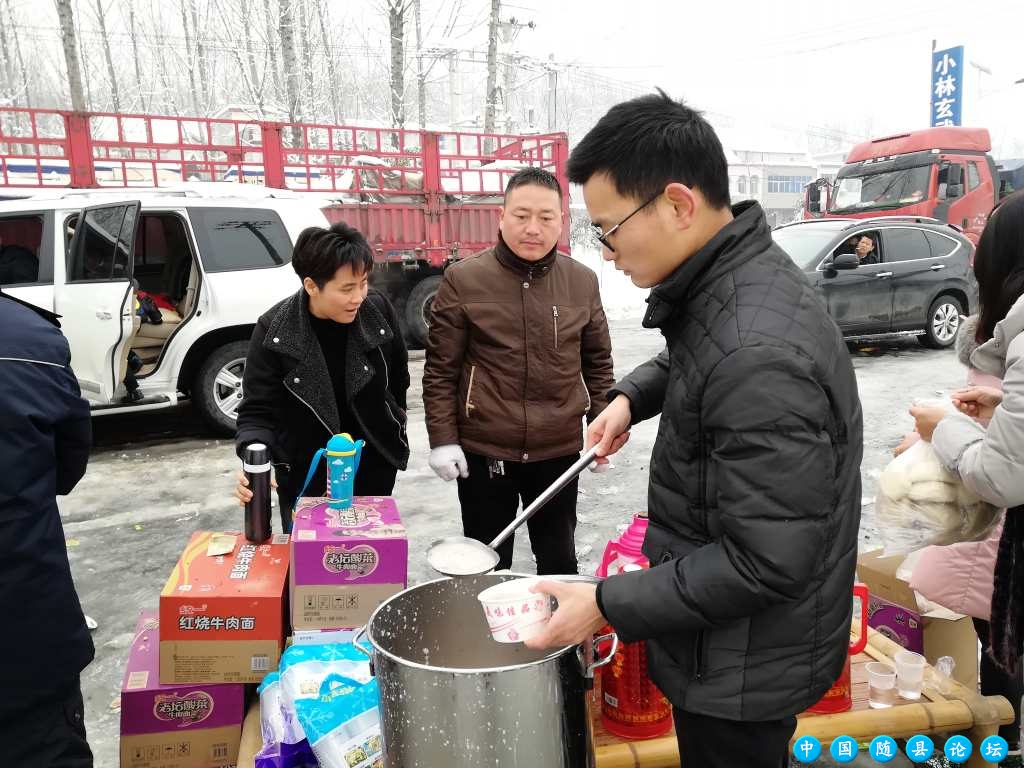 大雪纷纷阻路途,随县小林镇温情暖人间