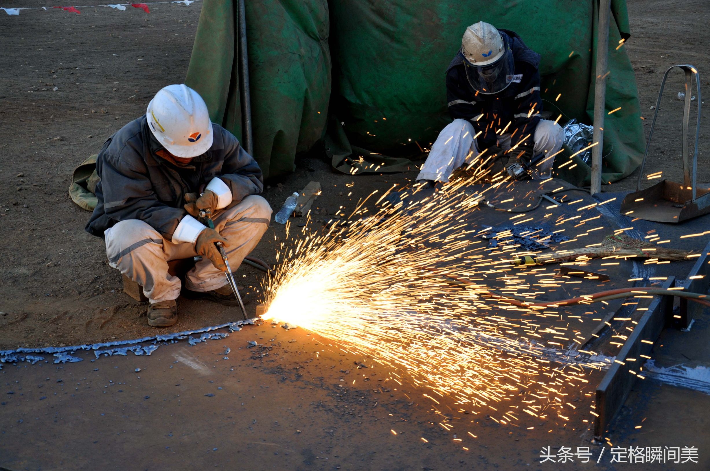 船厂电焊师傅 日薪220 加班1.5倍 盘算一年攒多少钱