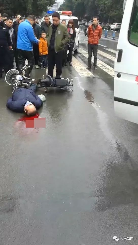 【警示】南部县振兴街一老人雨天驾驶电动车摔伤头部