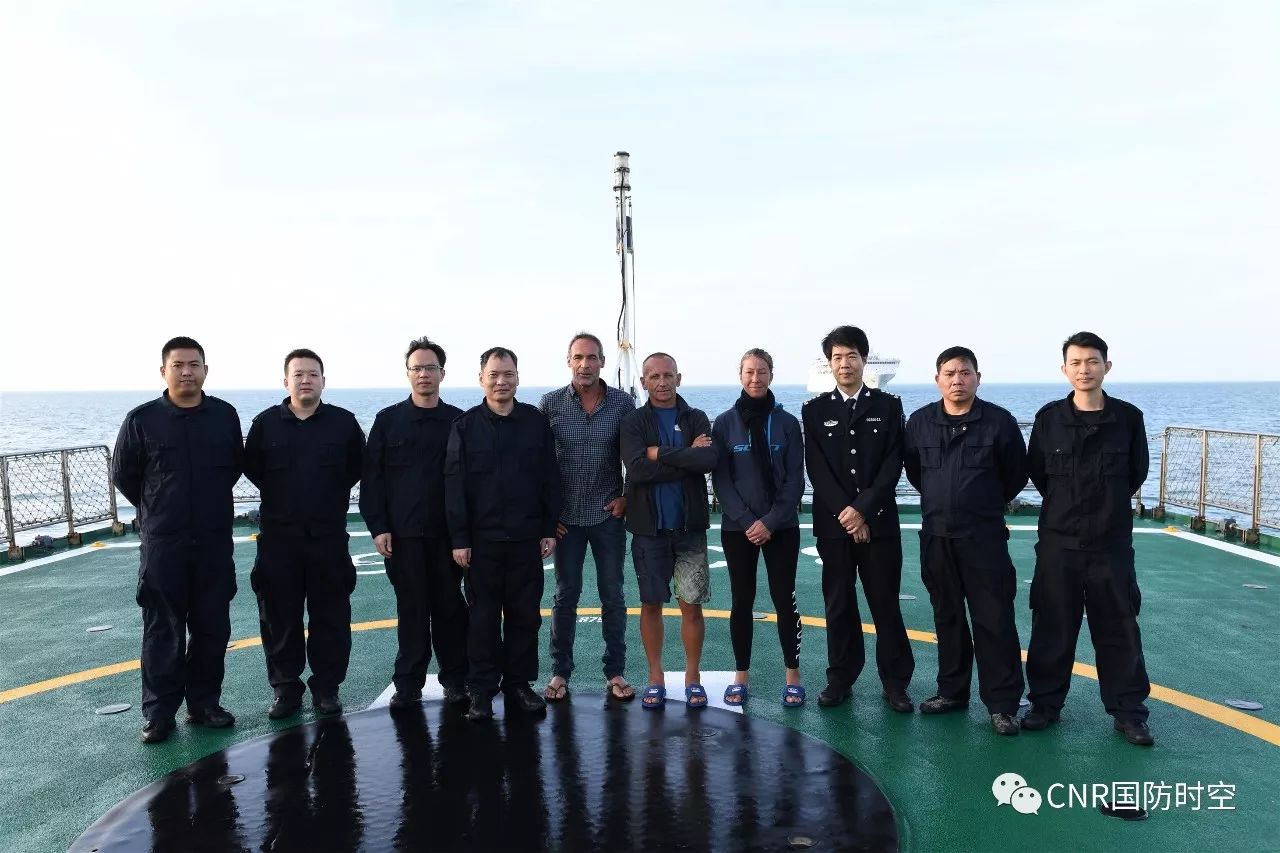 获救外籍人员与中国海警3303舰船员合影.