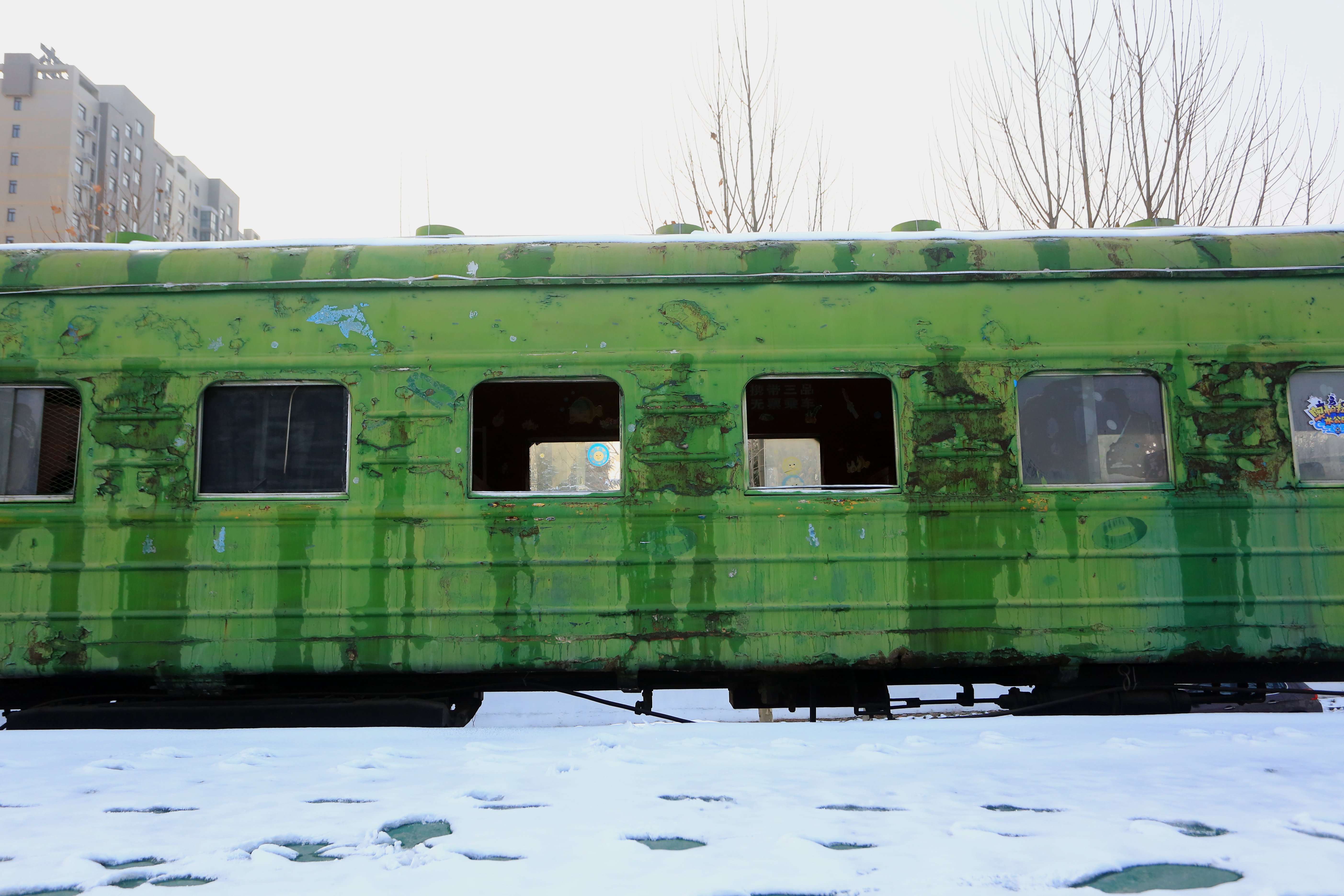 重金购置绿皮火车 夏天卖凉皮米线雪天就是一道风景线