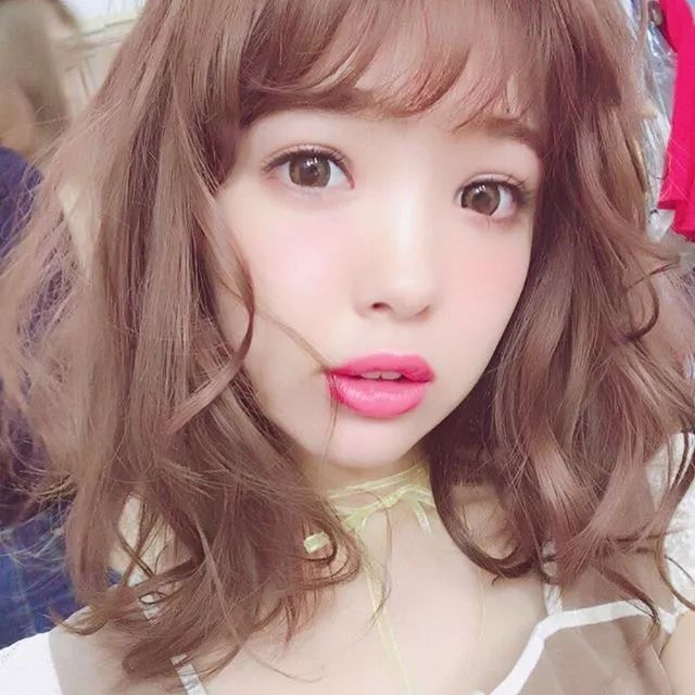 来自日本人气最高美少女的美颜暴击 19岁的nicole用混血颜 腹肌轻松圈粉169万