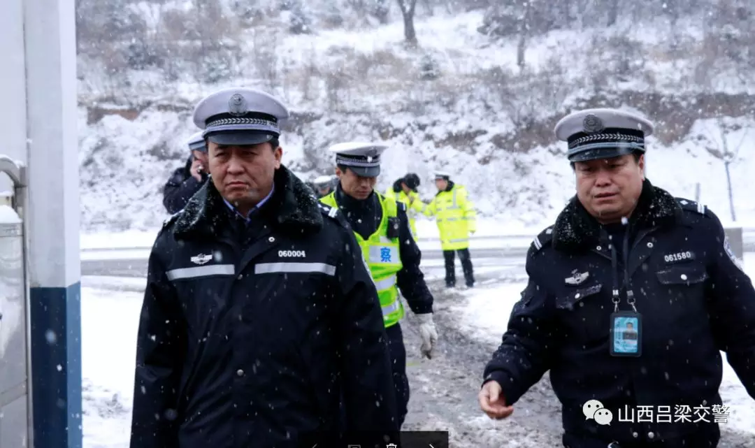 市公安局副局长,支队长韩毅在孝义市交警大队南阳中队听取道路管制