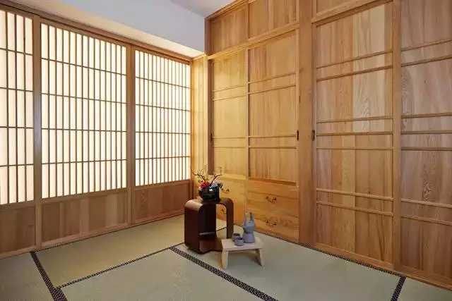 在日本榻榻米经常是卧室的必备