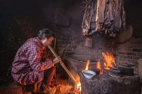 秀山人熏腊肉,炕香肠的时候了,等待游子归.