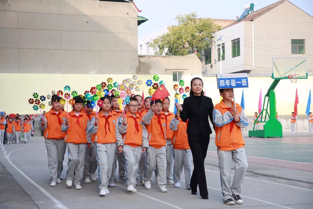我校在延川县北关小学设立篮球培训基地-西安培华学院新闻网