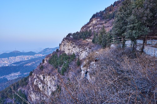 登上佛慧山俯瞰济南城市风光