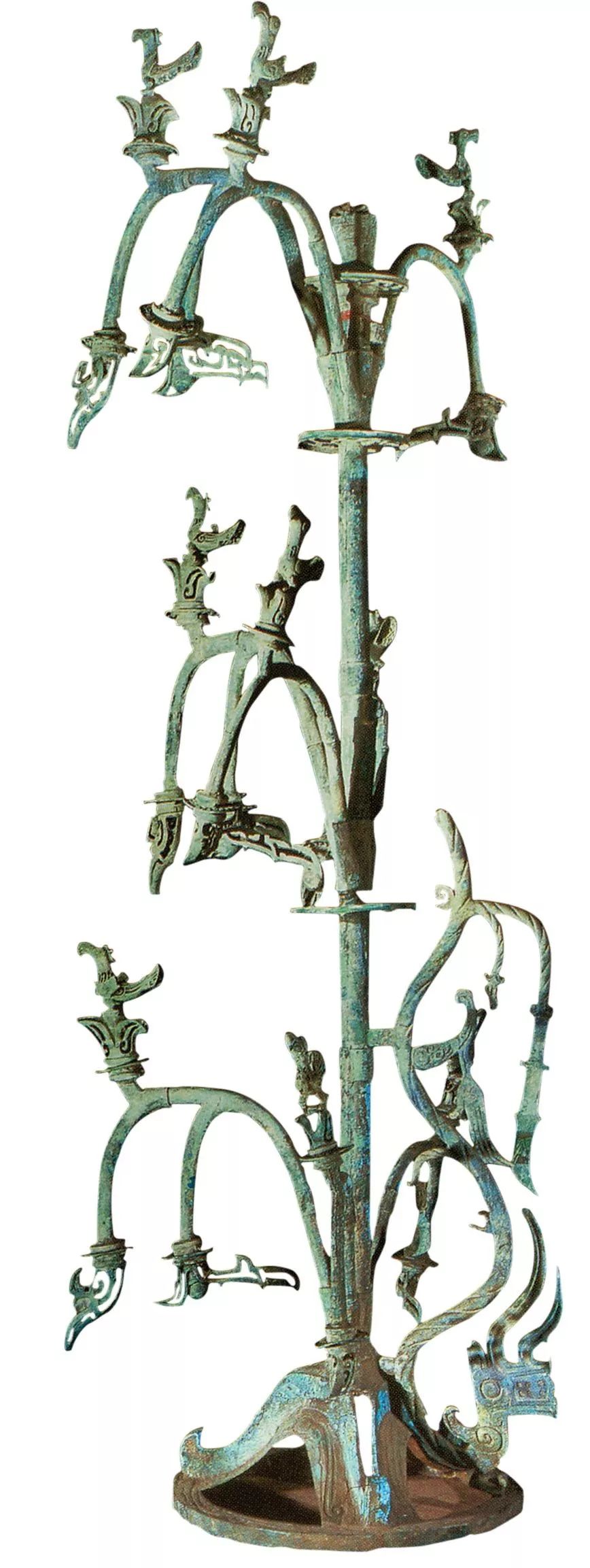 青铜神树的重现 在三星堆最令人着迷的器物中,有一株高近四米的巨型