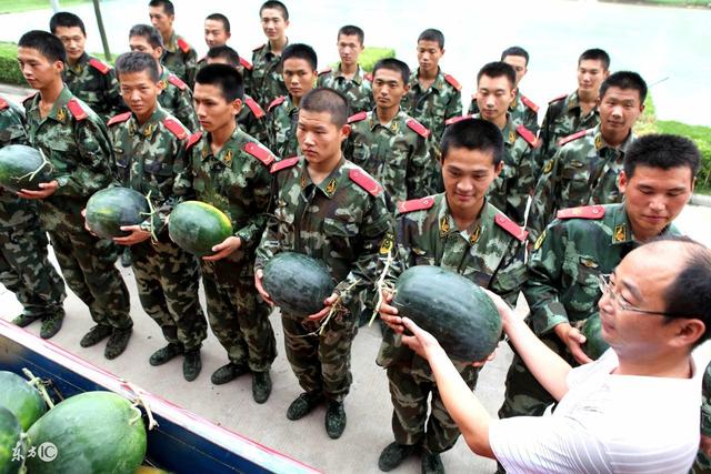 07式武警警官风衣_新的武警警官学院去年成立,福州指挥学院、广州指挥学院并入(2)