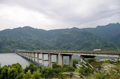 都汶高速 易现暗冰路段为紫坪铺大桥,新房子大桥,金马河大桥路段