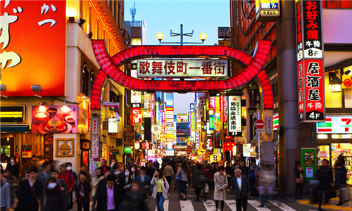 日本人和其他外国人,测定场所定在游客较为集中的新宿歌舞伎町