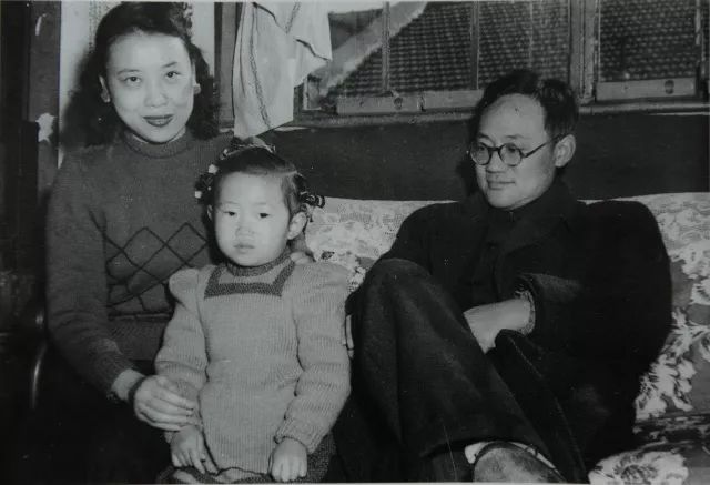 1949年冬,巴金夫妇与女儿小林摄于霞飞坊59号寓所