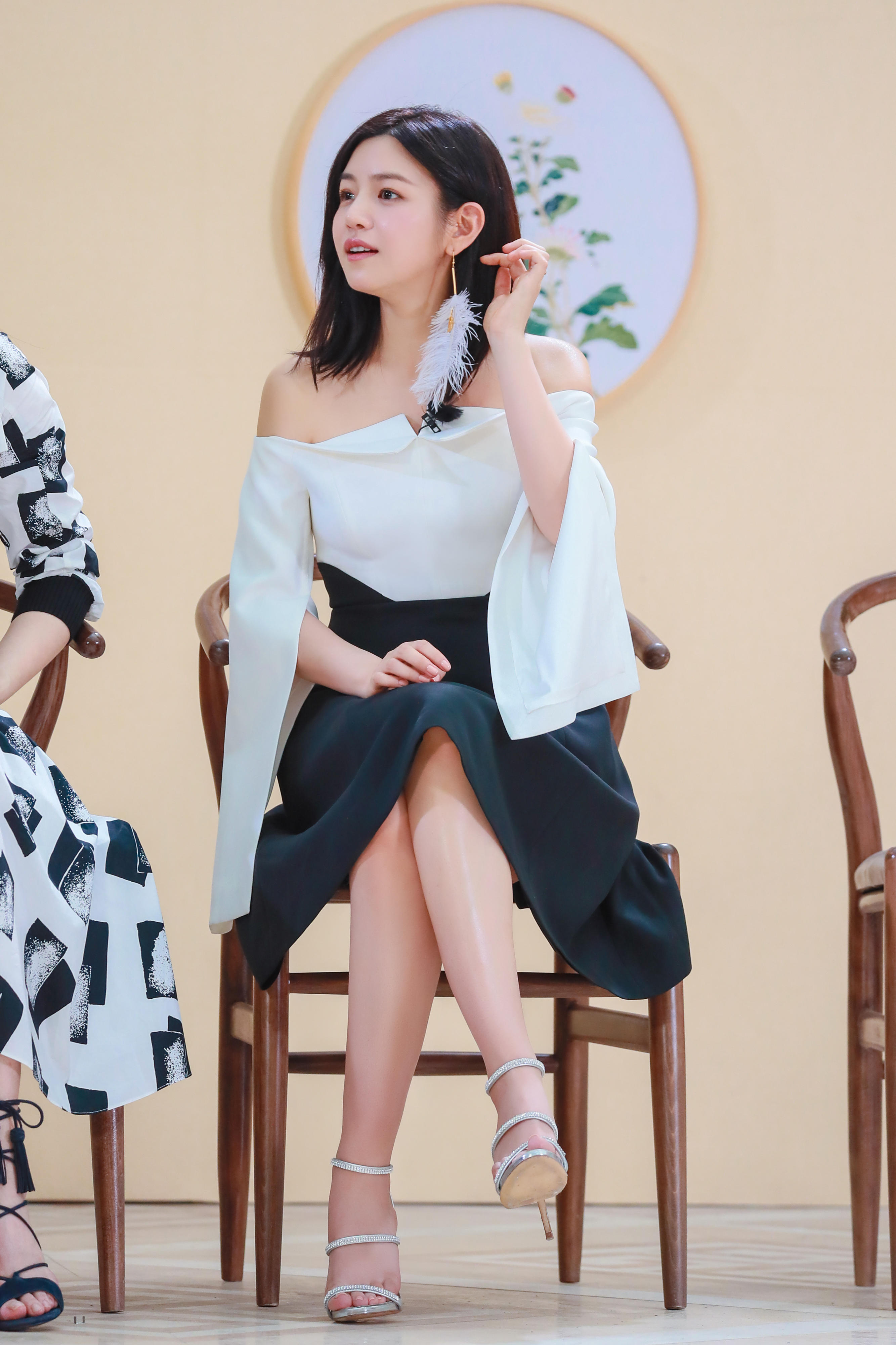 陈妍希，白色长裙搭配高跟鞋，楚楚动人！