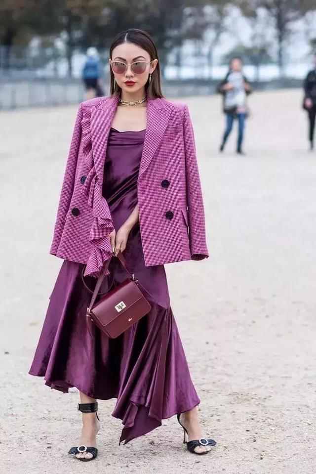 不同色感的紫色叠搭在一起,用黑色气质大衣做辅助,有种大女人的神秘