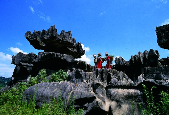 鞍子苗寨石磨岩(彭水县旅游局供图)