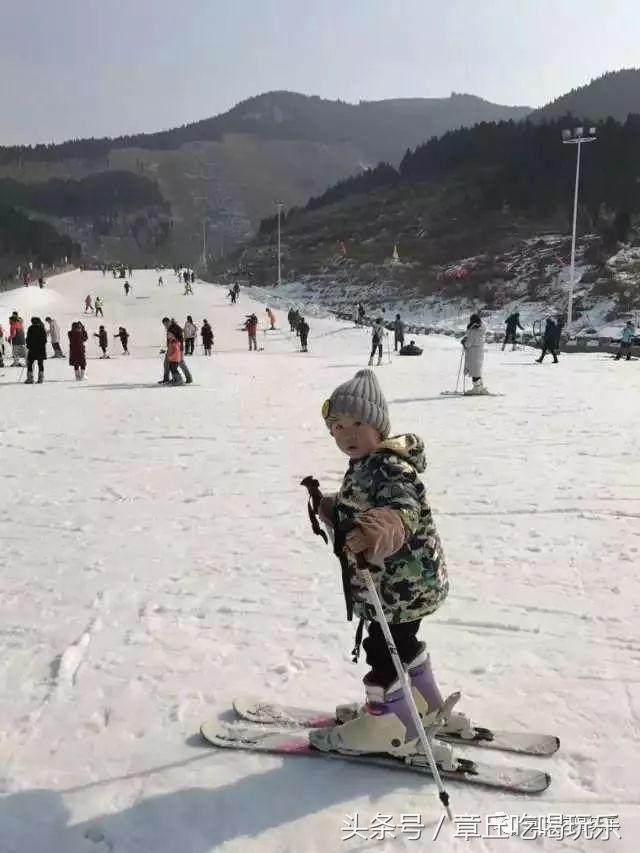 滑雪场以山峦为背景, 银装素裹的雪场与秀丽的自然风光融为一体, 吸引