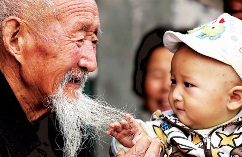 106岁,雪白的山羊胡须,程维真老人气色很好,目光明亮,思维敏捷.