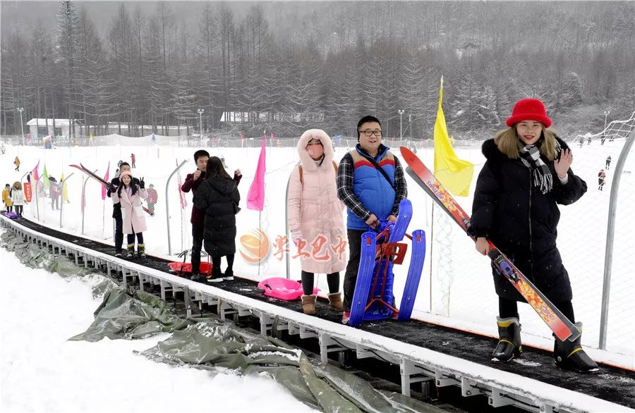 游客乘输送带上雪场光雾山风景名胜区位于巴中南江县北部边缘,距县城