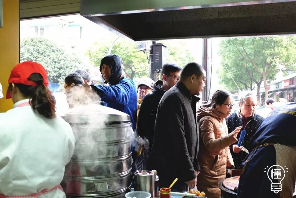 为了吃到杭州传奇早餐店的第一锅生煎,大冬天的,我破天荒起了个大早