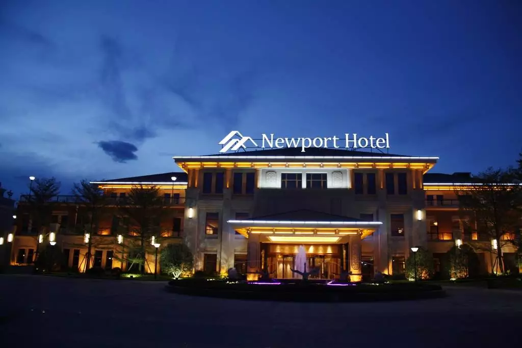福州融侨新港大酒店系按国际五星级标准建造的商务型酒店,位于福清