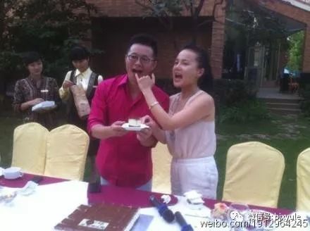 49岁王宏伟生活照,与才女娇妻相差十三岁,差点做丁克女儿,超像爸爸
