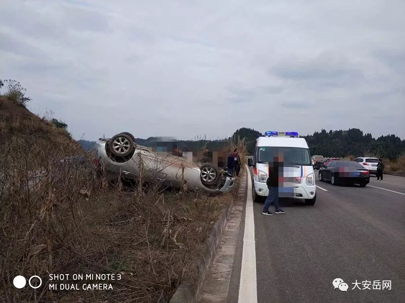 安岳离奇车祸!轿车开上绿化带,车子180°翻车.