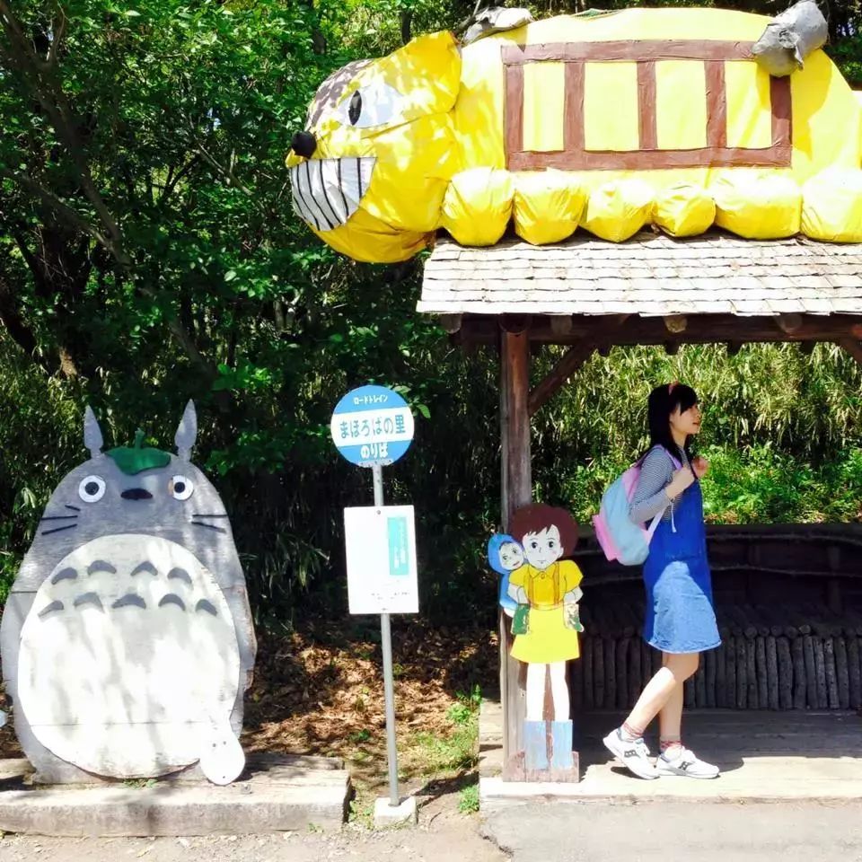 位在雾岛高原まほろばの里-芝樱之丘旁的龙猫公车站,虽然区块不是特别