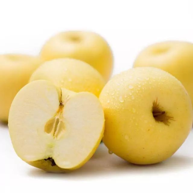 金黄色的富士苹果,一个慢慢慢成熟的苹果,吃回小时候