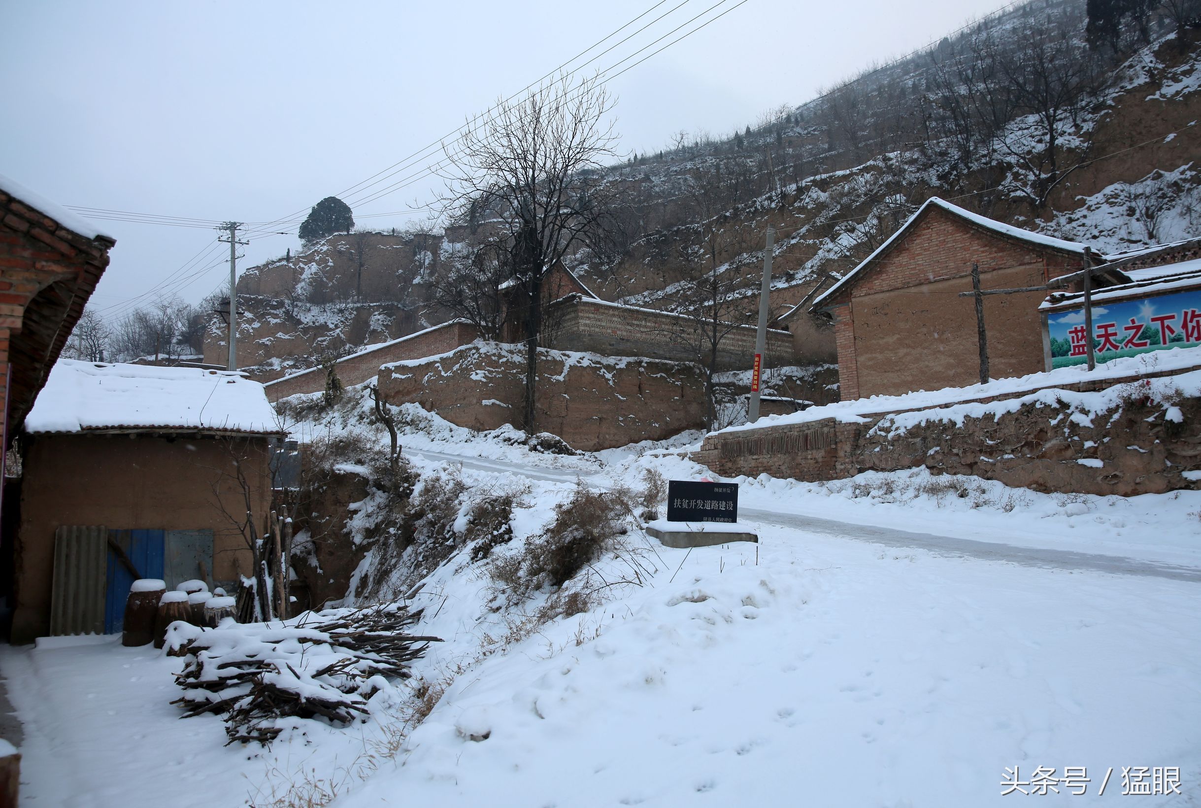 黄土塬上大雪盖层被村里人闭门不出户外人住在这半月寂寞吗