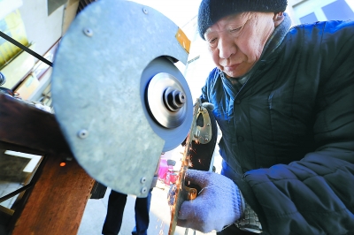 冰刀王磨冰刀近70年忙起来一上午没直腰