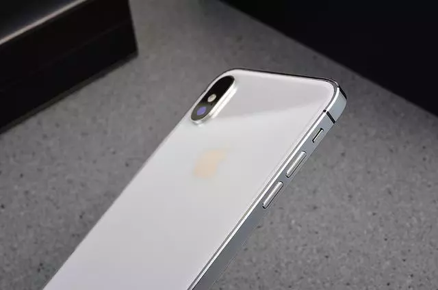 由于信仰版 iphone x 用的是金属边框,它的高光倒角从侧面