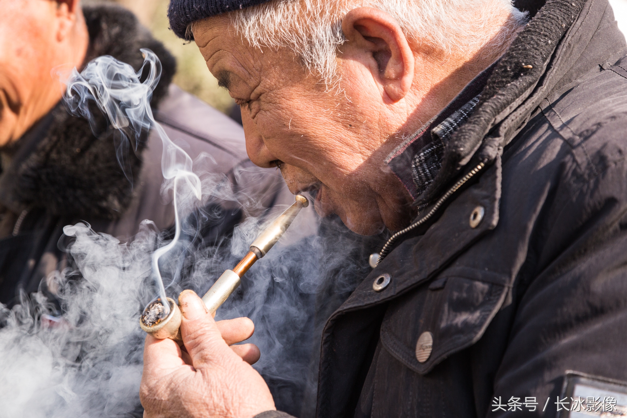 而在关中地区,很多农村老人还保留这一传统,这些老人也基本都6-70岁了