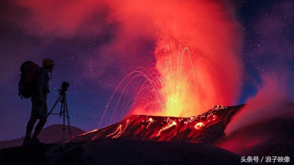 女摄影师冒险深入活火山内部拍出的照片